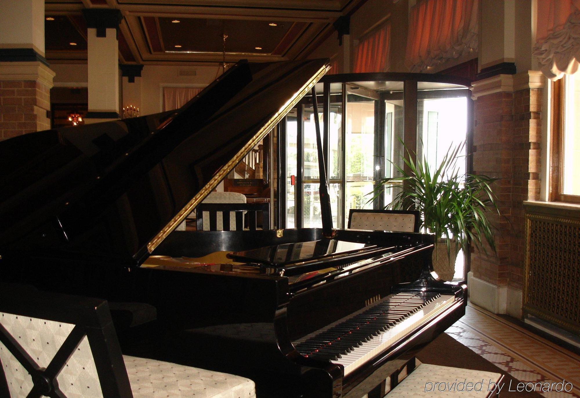 Crowne Plaza Pensacola Grand Hotel Екстериор снимка